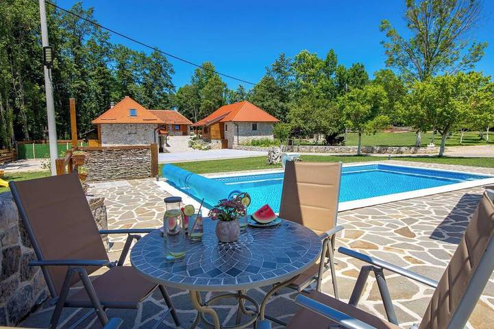 Ferienhaus für 8 Personen, mit Sauna und Terrasse sowie Pool und Garten - 1