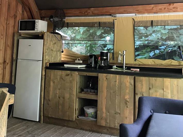 Camping Suze Luxe Nature - Albergue 4 personas - Lodge Château 32m² - 2 habitaciones - Spa - cocina - cuarto de ducha in Suze-la-Rousse, Región de Nyons