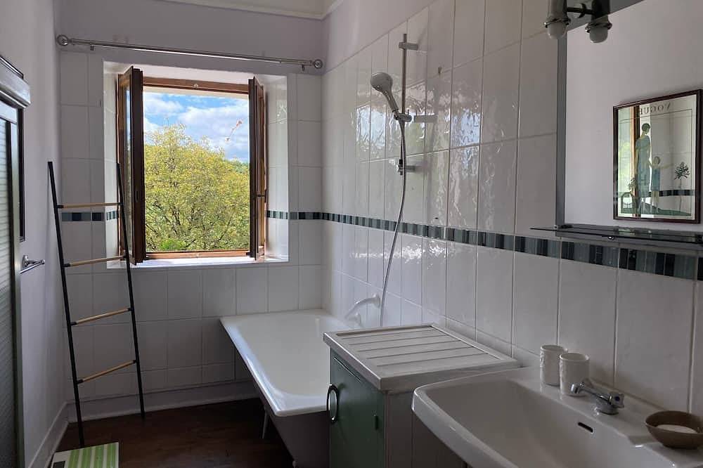 Charming house in a peaceful setting very close to Lac de Vassivière in Nedde, Región de Limoges