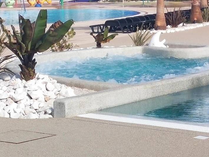 Camping pour 4 personnes, avec jardin ainsi que terrasse et piscine à Valras-Plage - 4