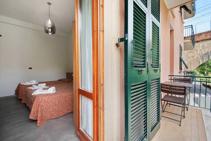 Appartamento intero, Appartamento 'Residence Paradiso Bilocale 101' con balcone, Wi-Fi e aria condizionata in Spiaggia Libera Attrezzata Il Volto, Moneglia