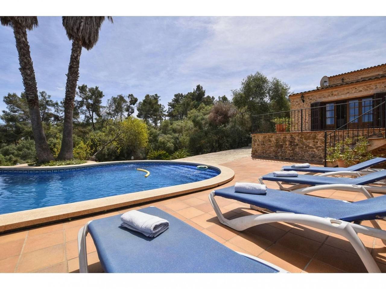 Beautiful country house with pool located in a privileged environment in Petra, Majorca Center