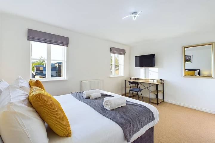 Spacious House | Parking | Business & Leisure in Cheltenham, Gloucestershire