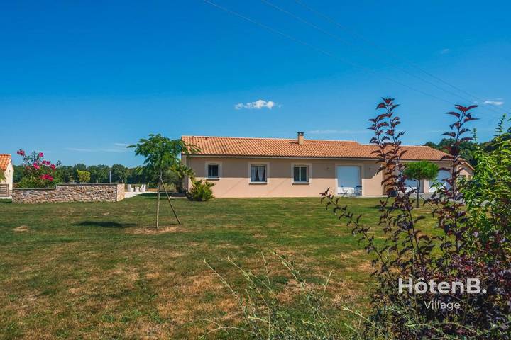 Location de vacances pour 8 personnes, avec jacuzzi ainsi que piscine et jardin à Panazol - 4