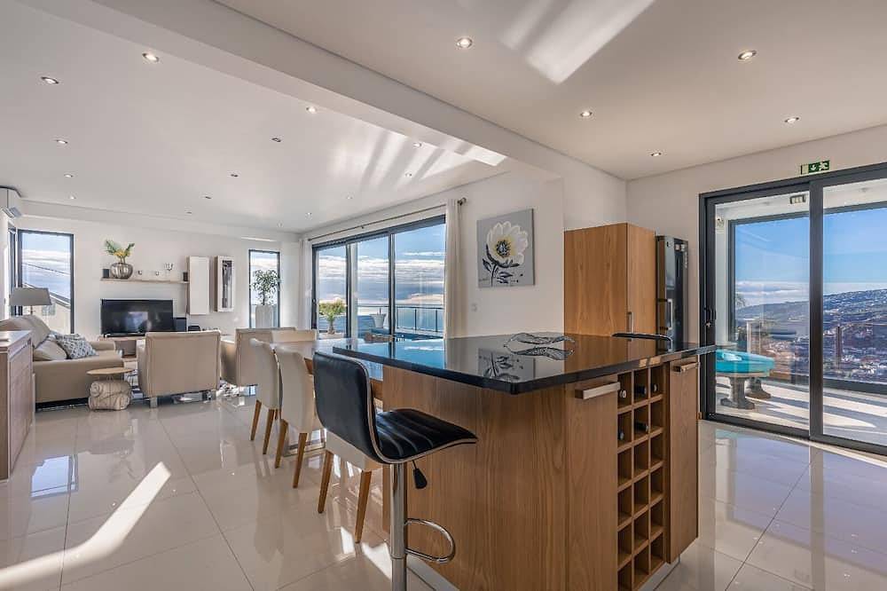 Haus auf der Blumeninsel zwischen Himmel und Meer. Aussergewöhnliche Sichten in Pináculo, Ribeira Brava