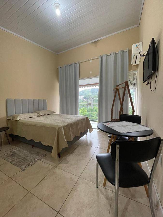 Casas e apartamentos de temporada para 3 pessoas, com jardim e piscina e ainda vista, com animais de estimação em Vassouras