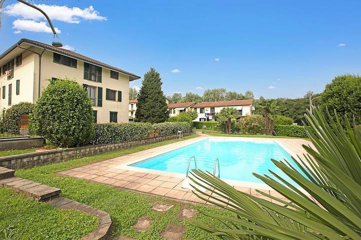 Appartamento per 3 persone, con giardino e piscina in Comune di Angera