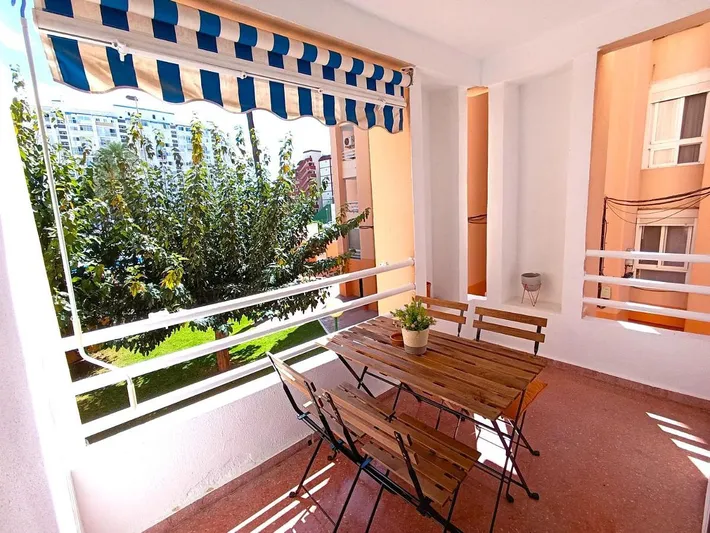 Apartamento de vacaciones para 6 personas, con vistas además de jardín y piscina - 1