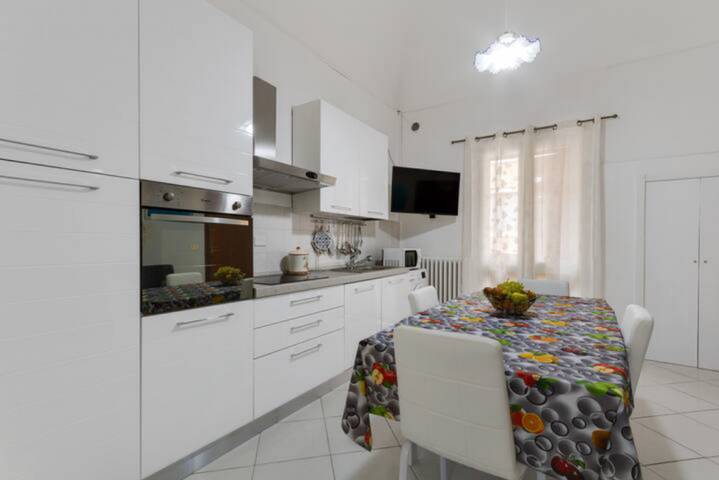 Appartamento intero, GuestHost - ★Dimora del Delfino Curioso★ due passi dal centro! in Lecce, Provincia di Lecce