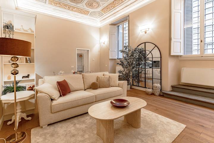 Entire apartment, 'Bella Benci Firenze' – Frescoed Apartment in the Heart of Florence in Florence city center, Florence