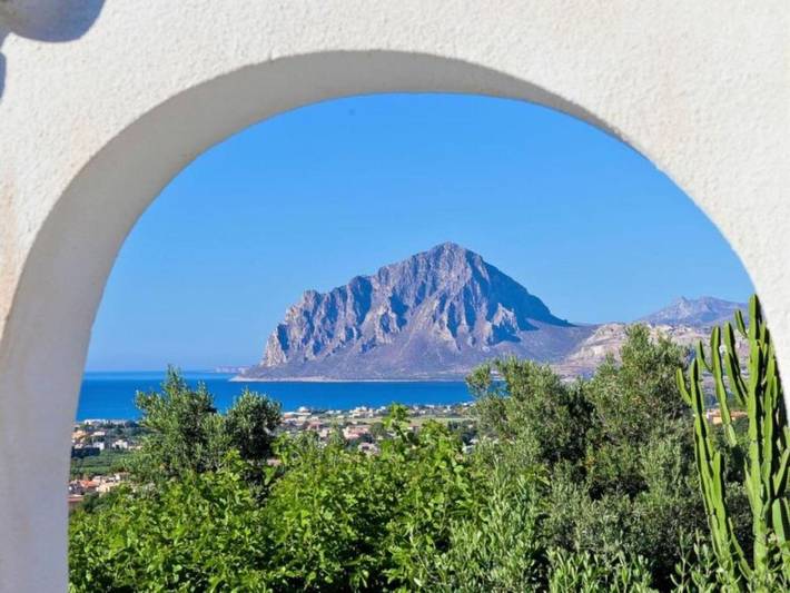 Villa per 12 persone, con terrazza e idromassaggio nonché piscina in Valderice