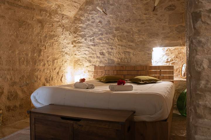 The Aura Stone Room: an oasis of charm, nestled in the heart of Corato in Puglia. in Corato, Parque Nacional Alta Murgia