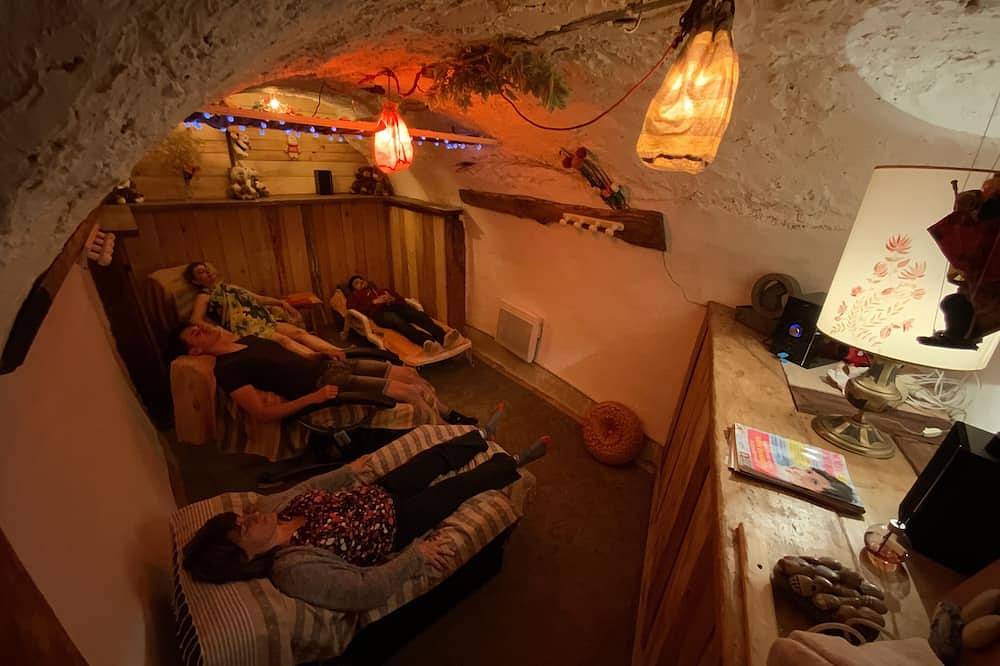 L'Oustaliere, Chambre Dalida, accès spa et sauna in Saint-Georges-de-Lévéjac, Parc national des Cévennes