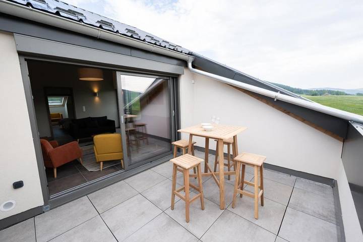 Gîte pour 8 personnes, avec vue ainsi que terrasse et vue sur le lac, adapté aux familles dans Lac des Rousses - 4