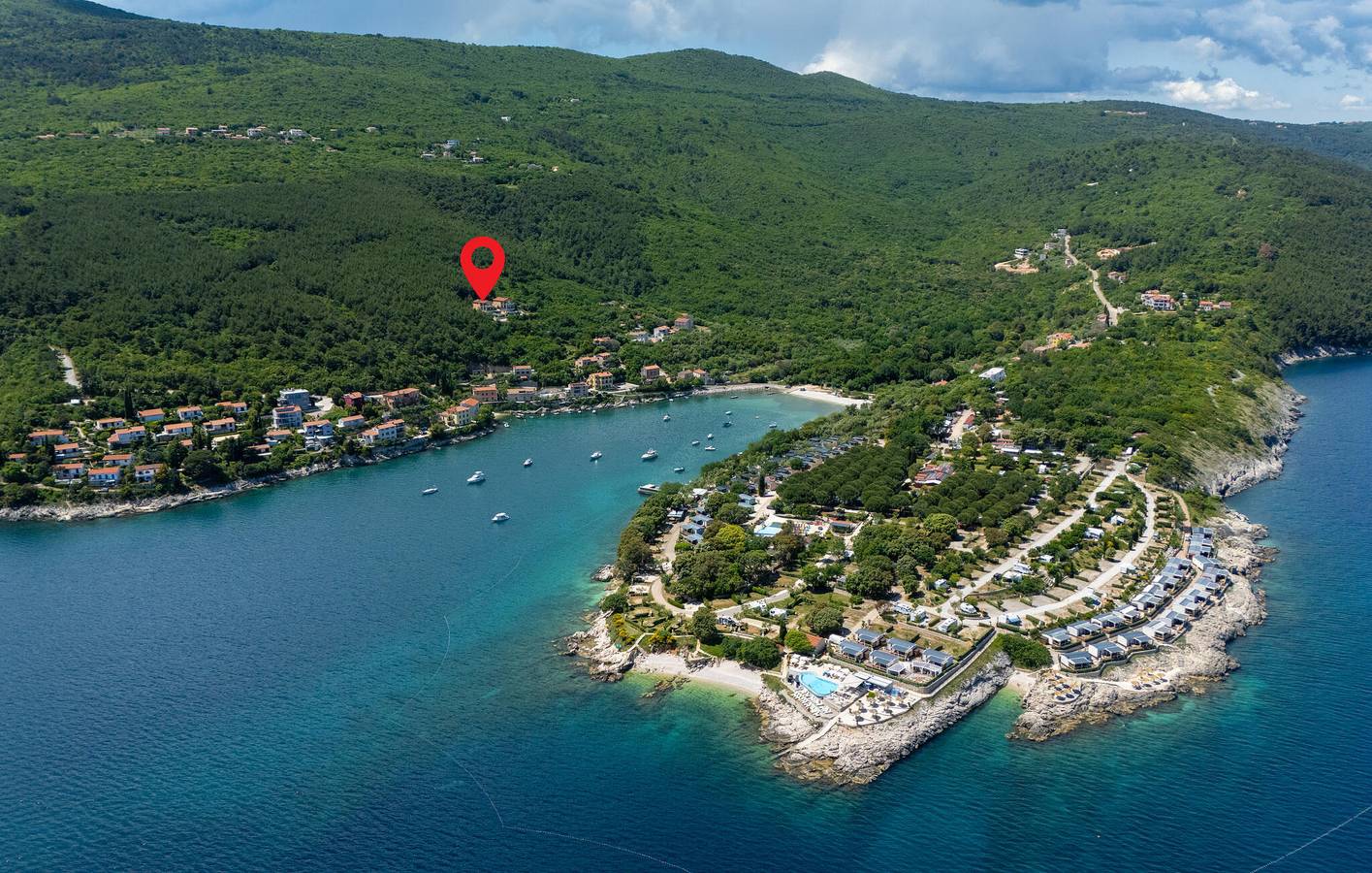 Escapade en bord de mer : spacieux appartement d'une chambre avec piscine et vue imprenable in Raša, Côte Est de l'Istrie