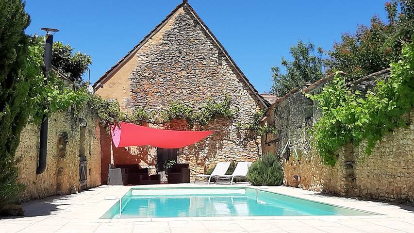 Gîte pour 4 personnes, avec terrasse ainsi que piscine et jardin à Pressignac-Vicq
