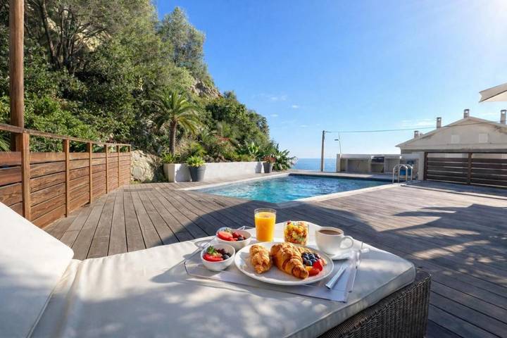 Villa pour 6 personnes, avec vue et terrasse ainsi que piscine et jardin