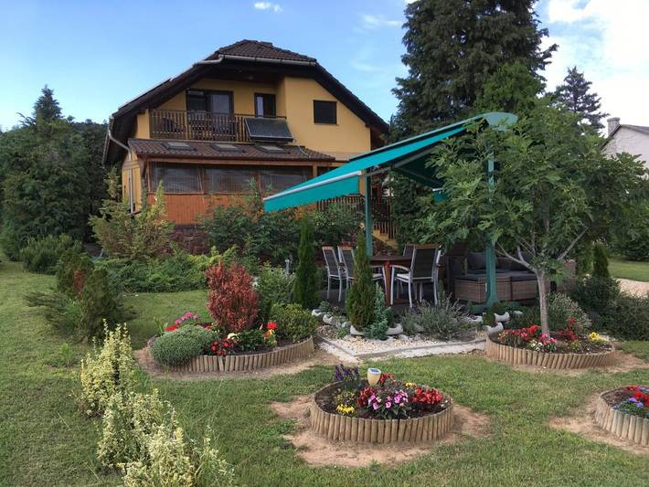 Ferienwohnung für 4 Personen, mit Pool und Whirlpool sowie Garten in Revfülöp