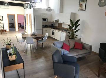 Gîte pour 6 personnes, avec jacuzzi ainsi que piscine et balcon à Claira