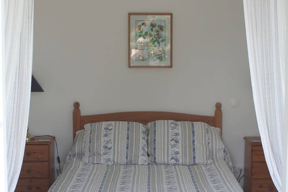 Quiet Country Cottage For 2.   Heated Pool.  Panoramic Sea View.  Near Beaches in Mortagne-sur-Gironde, Saintes region