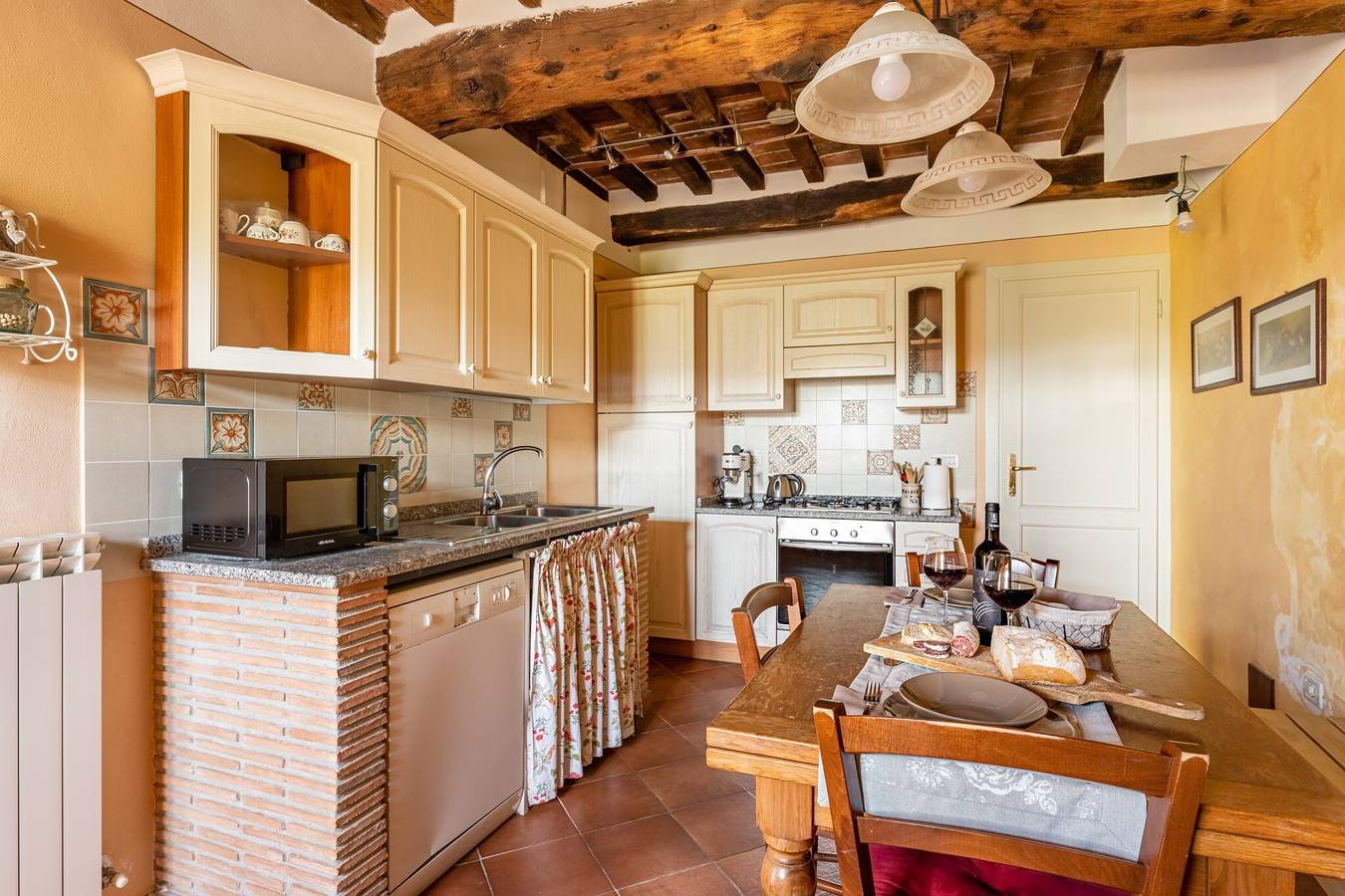 Holiday Home 'Casa Di Laino' with Private Terrace, Wi-Fi and Air Conditioning in Lucca, Provinsen Lucca