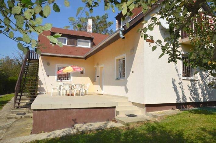 Ferienwohnung für 5 Personen, mit Garten und Pool sowie Ausblick