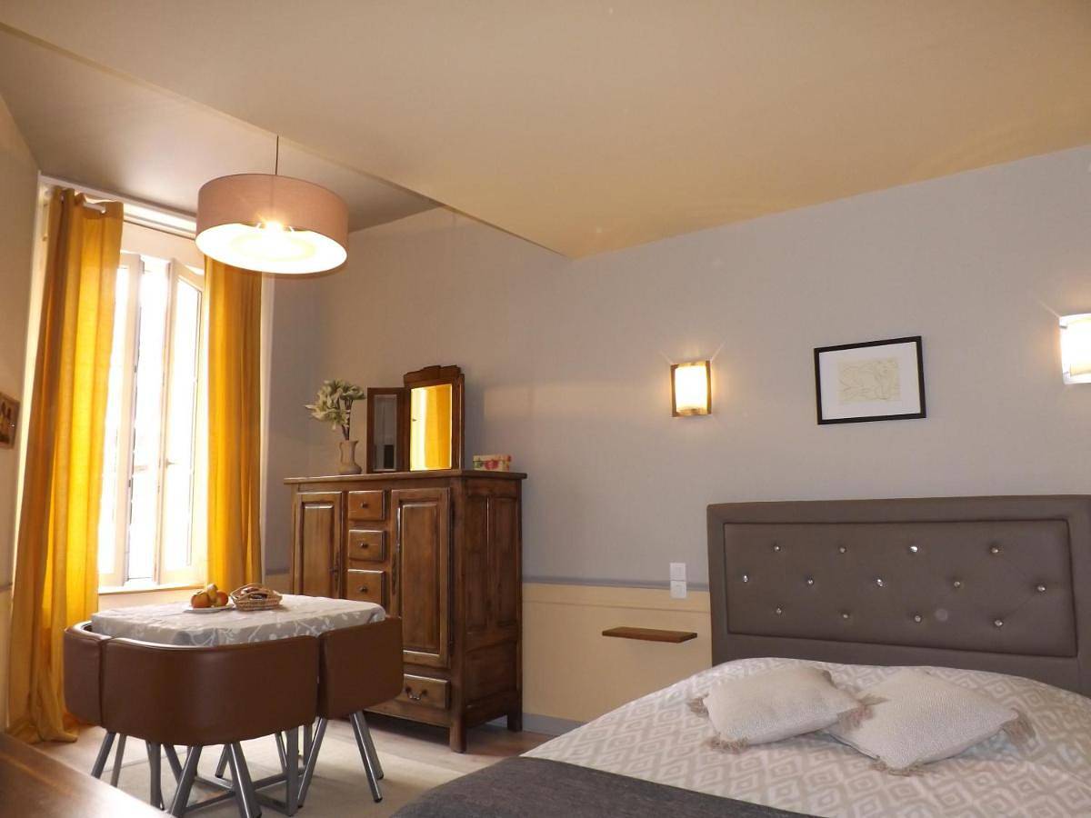 Large Double Room in Fougères, Fougères-Vitré