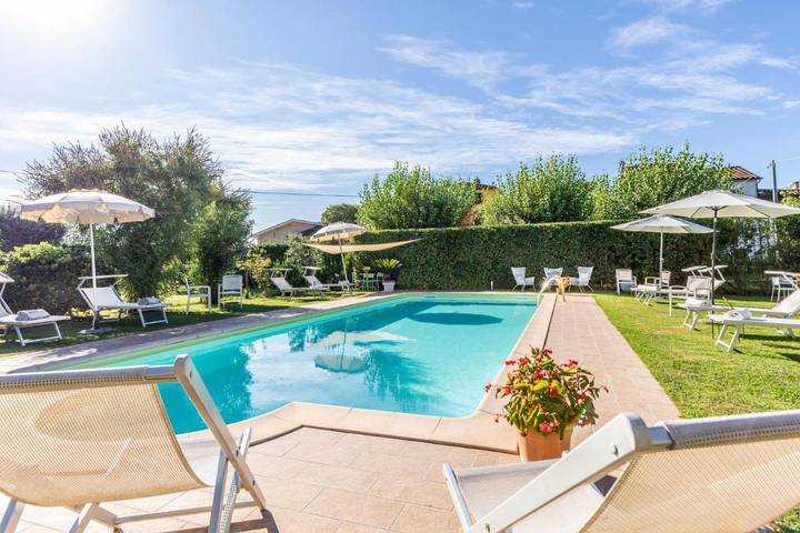 Apartamento de vacaciones para 5 personas, con jardín además de vistas y piscina - 1