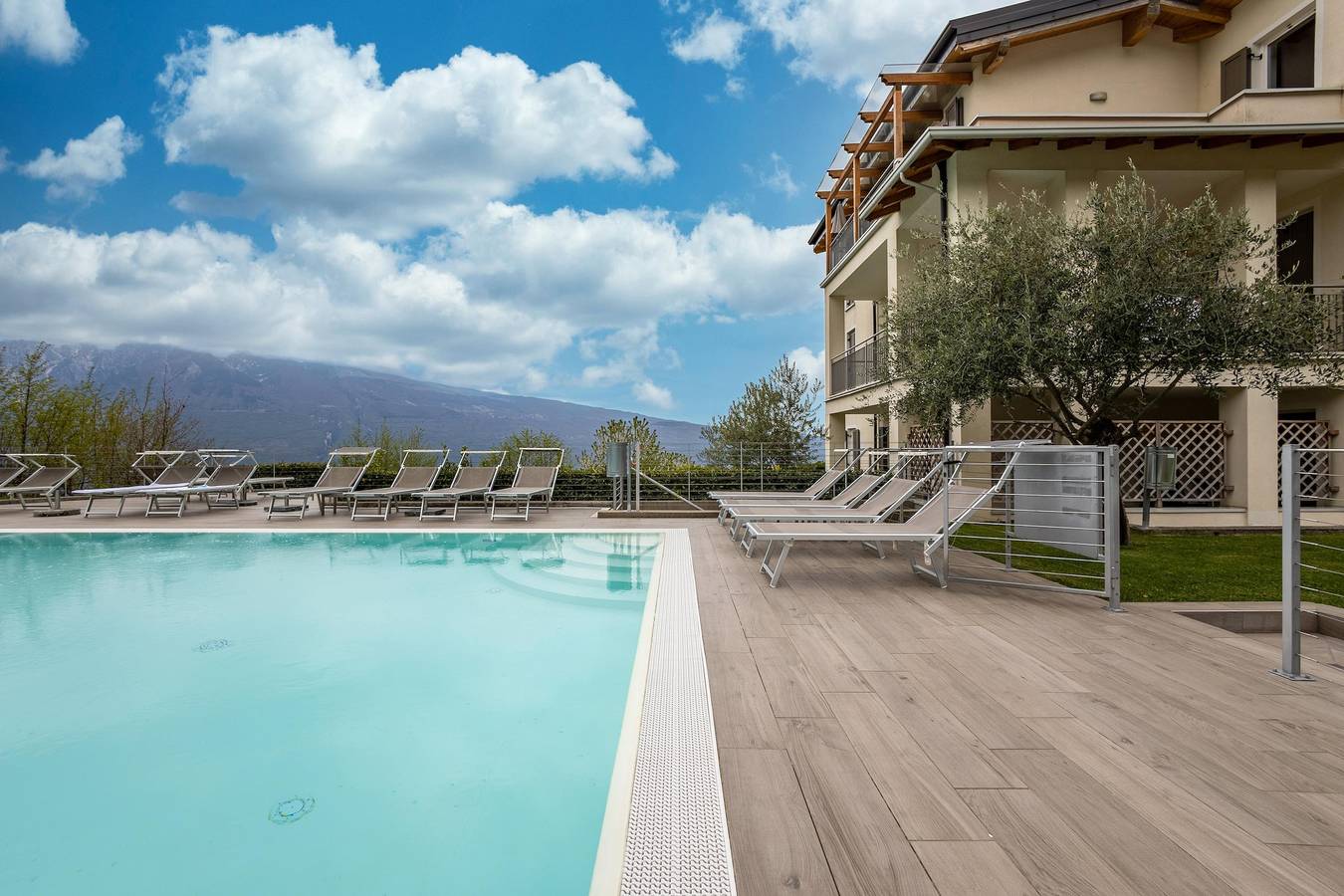 Entire apartment, Apartment 'La Villa Tesoro' with Lake View, Shared Pool and Wi-Fi in Tignale, Garda Mountains