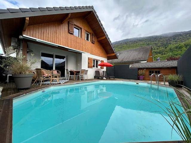 Gîte pour 5 personnes, avec vue ainsi que terrasse et piscine dans Monthion