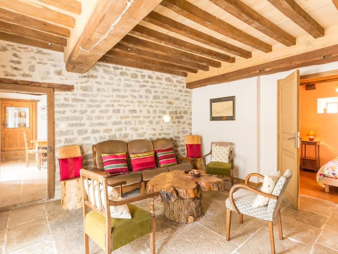 Renovated modern & old house, near canal, 4 bedrooms, private yard, Wifi, parking in Créancey, Beaune region