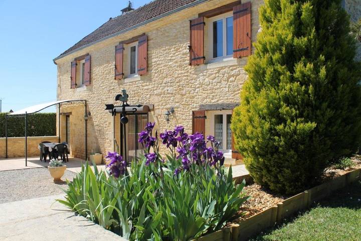 Location de vacances pour 4 personnes, avec Balcon ainsi que Terrasse et Jardin à Proissans