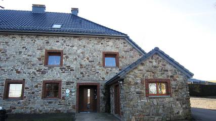 Gîte pour 4 personnes, avec vue sur le lac et terrasse ainsi que jardin et sauna à Malmedy