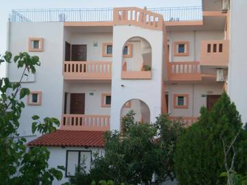 Gîte pour 3 personnes, avec terrasse et jardin dans Stalos