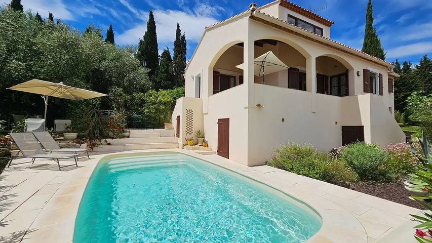 Location de vacances pour 7 personnes, avec Balcon et Terrasse ainsi que Jardin et Piscine à Montouliers