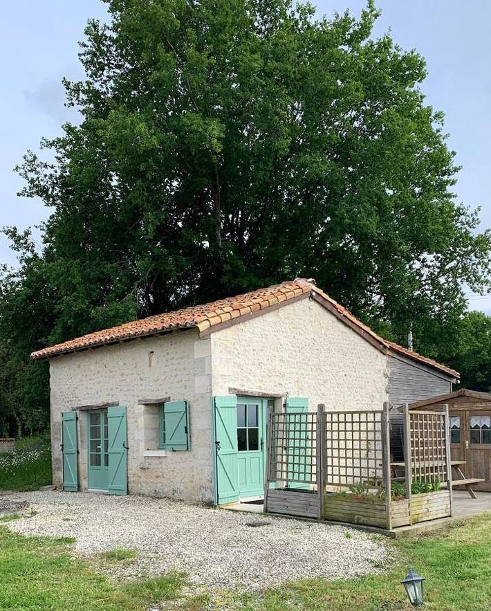 Location de vacances pour 3 personnes, avec piscine et jardin ainsi que terrasse et vue, animaux acceptés à Juignac