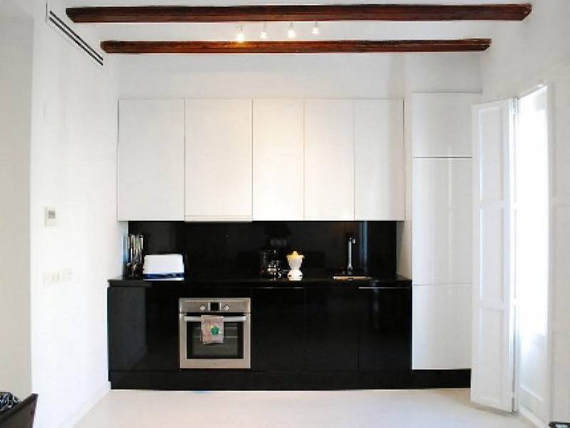 Entire apartment, Charming Valencia Apartment with Pool, Balcony & Close to City Center in Valencia City Centre, Valencia