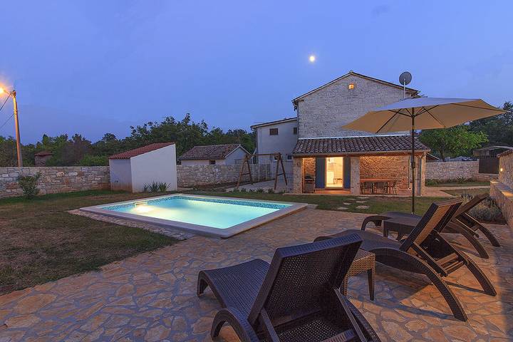 Villa pour 6 personnes, avec terrasse et piscine, animaux acceptés à Barban - 2