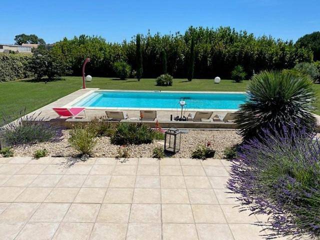 Location de vacances pour 4 personnes, avec piscine ainsi que vue et jardin à Sernhac - 4