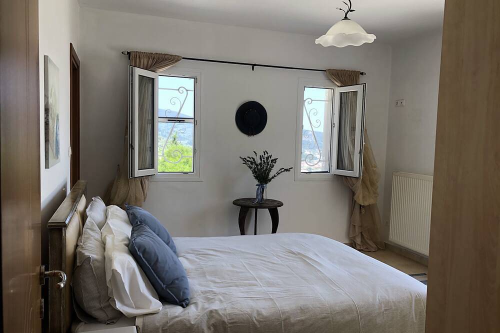 Luxe Villa met Zwembad, Zeezicht en Veel Privacy in Nikiana, Alexandros