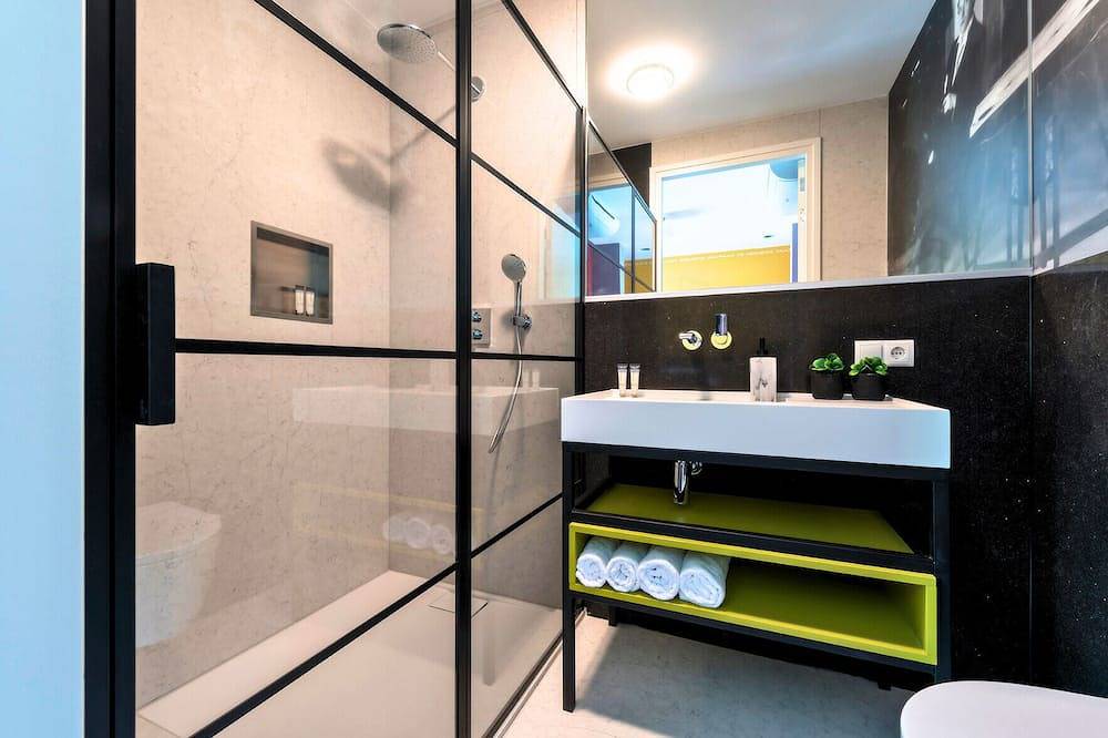 Geheel appartement, Ervaar het unieke De Stijl-geïnspireerde design van Nelly van Doesburg in deze betaalbare, stijlvolle suite in het centrum van Tilburg. Een slimme keuze voor reizigers die waarde hechten aan snelle Wi-Fi, comfort en een centrale locatie in de stad. in Tilburg, Noord-Brabant