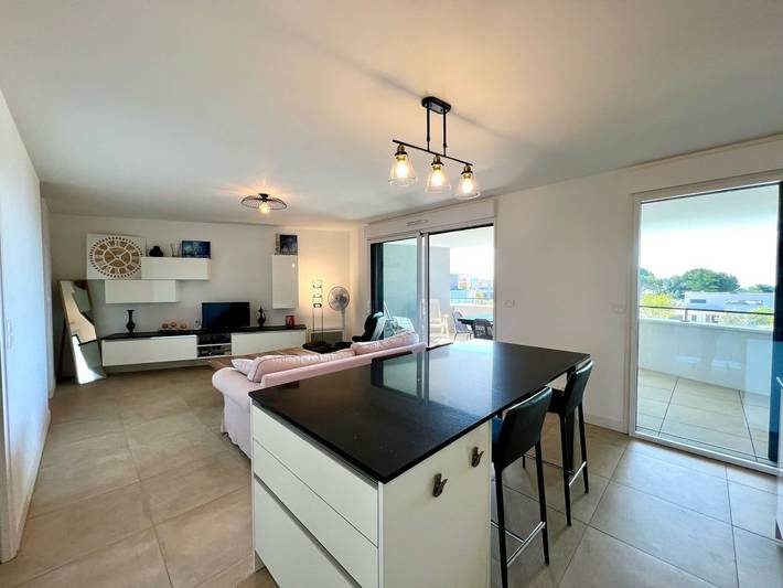 Entire apartment, 2-bedroom Apartment in Mèze, stunning view, free parking in Mèze, Mediterranean Coast (France)