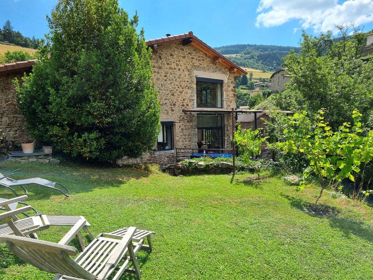 Alojamiento encantador con terraza, billar y mascotas permitidas in Doizieux, Parque Natural Regional de Pilat