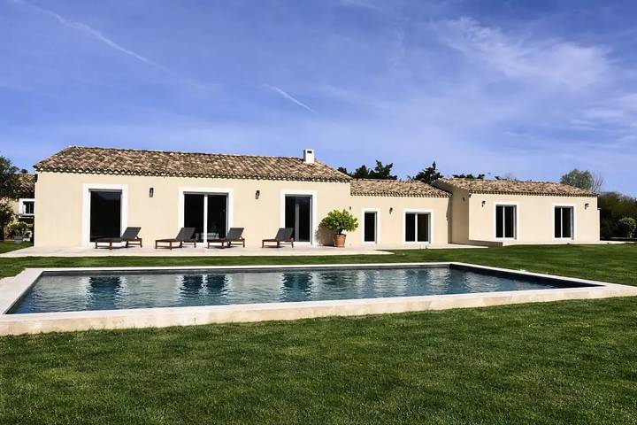Location de vacances pour 8 personnes, avec jardin et piscine à Althen-des-Paluds