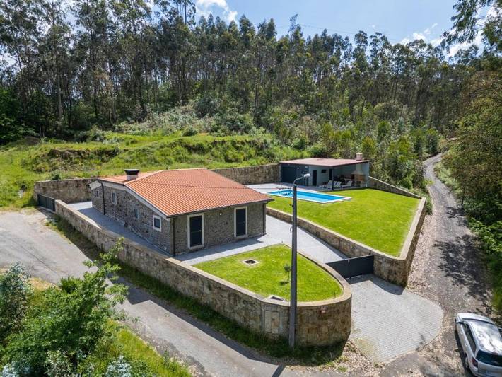 Location de vacances pour 7 personnes, avec piscine ainsi que jardin et vue dans Vila Verde