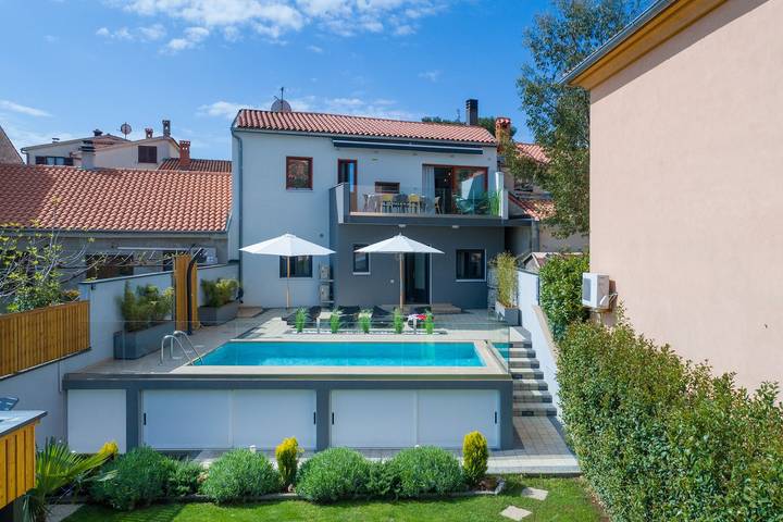 Villa für 7 Personen, mit Pool und Balkon sowie Whirlpool und Garten in Pula