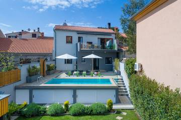 Villa für 7 Personen, mit Garten und Pool sowie Balkon und Whirlpool in Pula