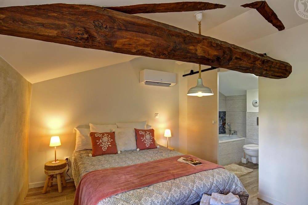 Gîte de Charme avec Spa et Parking Privé à la Campagne in Saint-Cyr-les-Vignes, Montbrison