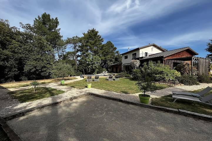 Location de vacances pour 11 personnes, avec terrasse et jardin à Saint-Julien-de-Peyrolas