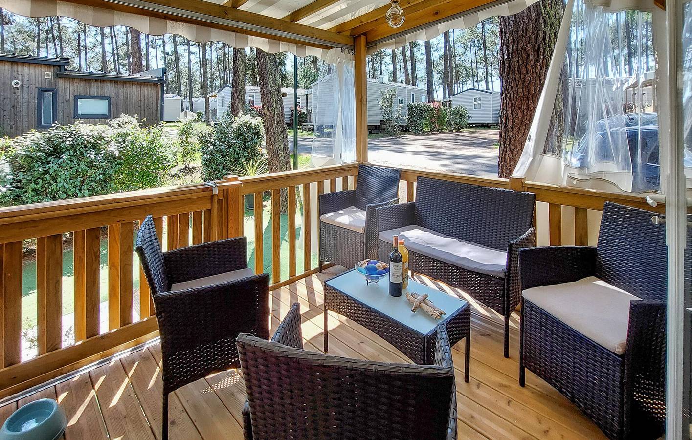 Acogedora casa móvil con piscina, jardín y WiFi cerca del restaurante Les Pinèdes in Saint-Julien-en-Born, Côte d’Argent